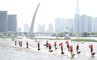 Người dân Sài Gòn đội nắng xem biểu diễn thể thao đẹp mắt trên sông nước