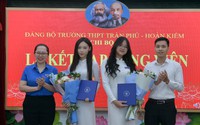Hai nữ sinh xinh xắn trường THPT Trần Phú được kết nạp Đảng trước kỳ thi tốt nghiệp