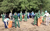 Đông đảo cán bộ, chiến sỹ, nhân dân tham gia nhặt rác, vệ sinh làm sạch vùng biển Kim Sơn ở Ninh Bình