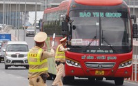 CSGT Hà Nội xử phạt hàng loạt xe khách vi phạm lỗi "phổ biến" bên ngoài bến xe Mỹ Đình