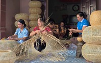 Dân một xã ở Nghệ An tay thoăn thoắt "dệt" sợi mây ra những vật dụng vạn người mê