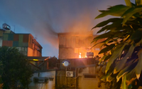 Đang cháy nhà dân ở Định Công Hạ, Hà Nội, nghi có người mắc kẹt