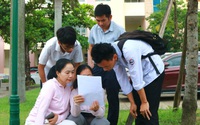 Phụ huynh cùng con hồi hộp chờ điểm thi, điểm chuẩn vào lớp 10 ở Quảng Bình năm 2024