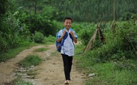 Con đường đến trường nhiều gian nan của cậu học trò người Mông
