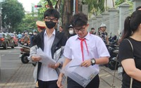 Phụ huynh "tiếp sức" cho các sĩ tử bên ngoài cổng trường kỳ thi lớp 10 THPT tại Đà Nẵng