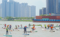 Người dân Sài Gòn đội nắng háo hức xem thi đấu ván chèo đứng trên sông
