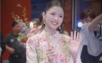 Suni Hạ Linh mặc áo dài, hướng dẫn các nghệ sĩ Trung Quốc hát “Bèo dạt mây trôi”