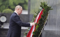 Tổng thống Nga Putin vào Lăng viếng Chủ tịch Hồ Chí Minh
