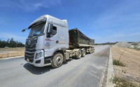 Quảng Bình: Bất chấp lệnh cấm của chính quyền, doanh nghiệp cho xe trọng tải lớn chạy vào đường dân cư