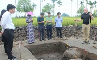Đào khảo cổ sâu 30-70cm tại khu vực một chùa làng ở Ninh Bình, phát lộ mảnh hiện vật, có cả quặng sắt