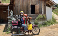 Hành trình vạn dặm của cháu bé 8 tuổi đi cùng mẹ trên chiếc xe máy 20 tuổi đời