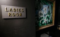 Vì sao bảo tàng Úc đặt tranh của Picasso vào nhà vệ sinh nữ?