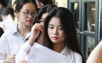 Hình ảnh thí sinh làm thủ tục dự thi tốt nghiệp THPT năm 2024 tại Hà Nội dưới tiết trời oi bức