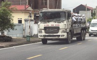 Ninh Bình: Đoàn nghi lễ dựng ghế tựa ngồi vắt vẻo trên xe tải chuyên chở xi măng