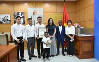 Thứ trưởng Ngoại giao ghi nhận các hoạt động của Youtuber Quang Linh Vlog và Team Châu Phi