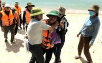 Một tàu cá ở Quảng Bình cứu 4 ngư dân gặp nạn trên biển, đưa vào bờ an toàn