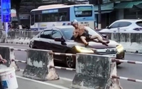 Người đàn ông nước ngoài biểu hiện bất thường, quậy phá, chặn nhiều ô tô trên đường