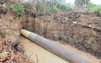Cận cảnh Quốc lộ N1 bị khoan thủng dưới lòng đường để đặt ống bơm bùn đất ở Kiên Giang