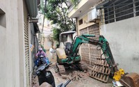 Người dân ở phường Thịnh Liệt (quận Hoàng Mai) bức xúc vì đường bị đào xới lên, để nhiều ngày không thi công