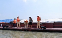 Video: CSGT Hà Nội kiểm soát chặt các phương tiện vận chuyển trên sông mùa mưa lũ