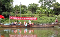 330.000 con cá rô đồng, cá diếc, cá chép, cá trê vừa được thả xuống một dòng sông nổi tiếng ở TT-Huế