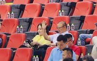 HLV Park Hang-seo cùng vợ đến sân cổ vũ ĐT Việt Nam thắng đầy cảm xúc