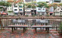 Hàng loạt ghế đá ở Hoàng Mai (Hà Nội) bị sơn quảng cáo cá độ