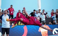 Trầm trồ trước pha "bay người sút bóng" trong giải Teqball quốc tế đầu tiên tại Việt Nam đang diễn ra ở Bình Định