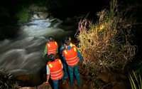 Công an huyện Di Linh (Lâm Đồng) giải cứu 5 thanh niên mắc kẹt giữa sông khi nước dâng cao