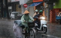 Trời tối sầm, mưa lớn giữa trưa ở Sài Gòn