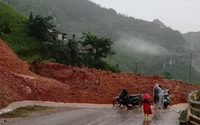 Hà Giang: Sạt lở đất đá do mưa lũ, Quốc lộ 4C ách tắc nhiều giờ