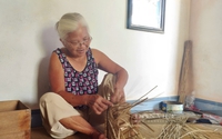 Các cụ già U80 ở làng này của Thái Bình tay vẫn thoăn thoắt đan, làm ra một thứ xuất khẩu ra nước ngoài