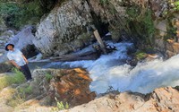 Vùng Đông Trường Sơn ở Kon Tum có một thác nước hoang sơ trong rừng nguyên sinh, đến tận nơi thấy bất ngờ