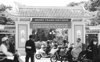 Người dân vượt hàng trăm cây số đến Nghĩa trang Mai Dịch chờ tiễn đưa Tổng Bí thư Nguyễn Phú Trọng, nước mắt rưng rưng