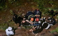 Cứu hộ nam thanh niên bị rơi xuống vực cao gần 10 mét trên đèo Prenn tại TP.Đà Lạt
