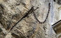Thanh kiếm "thần" mắc kẹt trong vách đá suốt 1300 năm biến mất bí ẩn