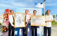 Gia đình cố NGND Nguyễn Lân tặng sách trên con đường mới mang tên ông ở Huế