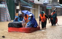 Video: Quân đội, công an hỗ trợ người dân Hà Nội chạy lũ