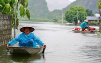 Hàng trăm phần quà cứu trợ người dân Hà Nam bị nước lũ "bủa vây"