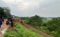 Nguy hiểm tình trạng sạt lở nghiêm trọng trên mái đê sông Chu (Thanh Hóa)