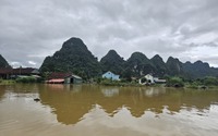 Video ghi tại vùng lũ Tân Hóa (Quảng Bình): Người dân bình thản sống chung với lũ trên nhà phao