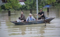 Mưa lớn, lũ thượng nguồn dồn về, mực nước các sông dâng cao, nhiều huyện bị ngập ở Thanh Hóa