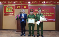 Thống đốc NHNN Việt Nam khen thưởng Công an TP.Đà Nẵng tham gia phá vụ án người nước ngoài cho vay lãi 500%