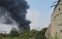 Sau tiếng nổ lớn, xưởng sắt ở huyện Hóc Môn bốc cháy, nhiều tài sản, máy móc bên trong hư hỏng nặng