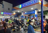 Người Việt phải "gánh" thêm hàng chục nghìn tỷ đồng để mua xăng dầu nhập khẩu do giá biến động