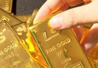 Giá vàng hôm nay 15/8: Vàng giảm, neo dưới 1.800 USD/ounce