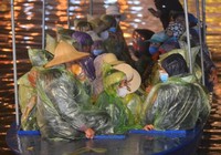 Clip: Tránh chen tắc, nhiều người đi đò chùa Hương trong đêm, gặp mưa phấn khởi vì "có lộc"