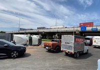 TP.HCM: Ôm cua, xe container lật ở vòng xoay ngã tư cầu vượt Bình Phước khiến giao thông ùn ứ