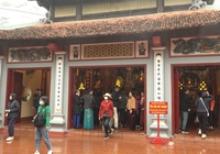 Bất chấp trời mưa, người dân Hà Nội vẫn nô nức rủ nhau đi lễ Rằm tháng Giêng