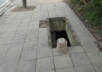 Clip: Hố ga cáp quang mất nắp sâu hút "giăng bẫy" người đi đường ở Hà Nội